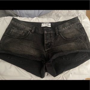 Low waist, medium rise, black bonitas